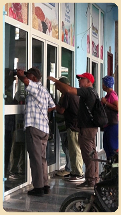Fila en mercado de barrio de Cuba.