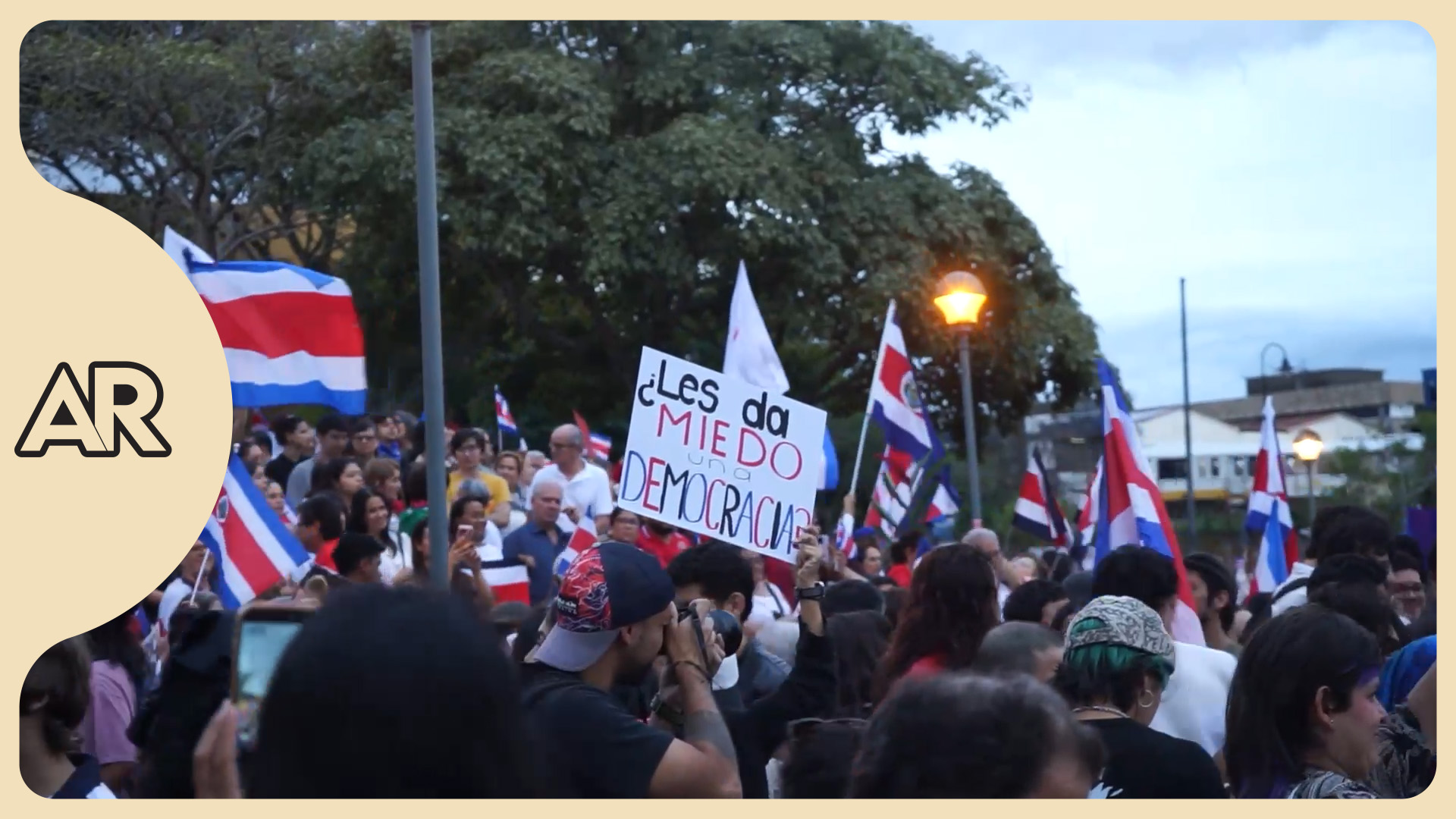 Manifestación con banderas de Costa Rica y pancartas.