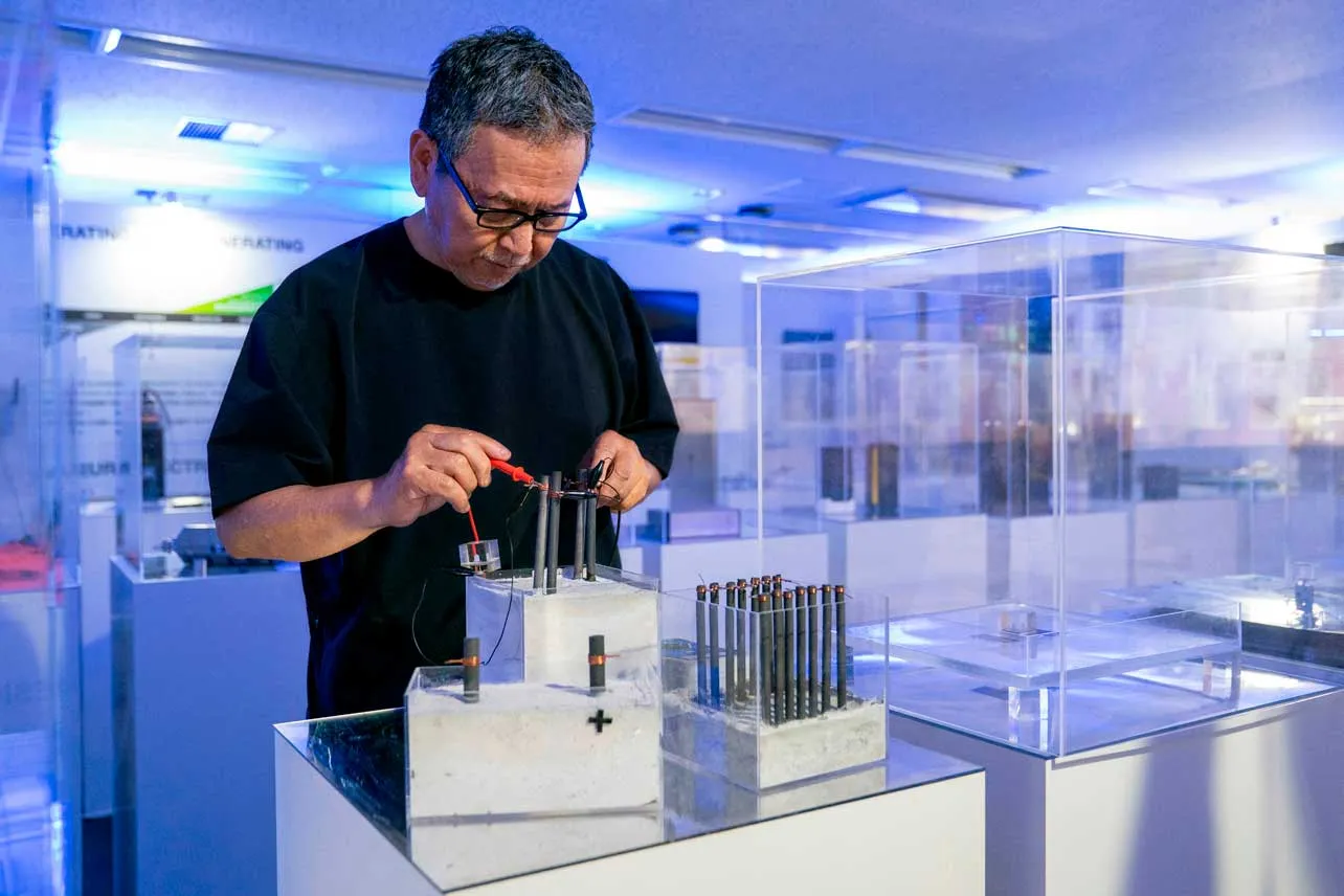 Científico japonés trabajando en su laboratorio.