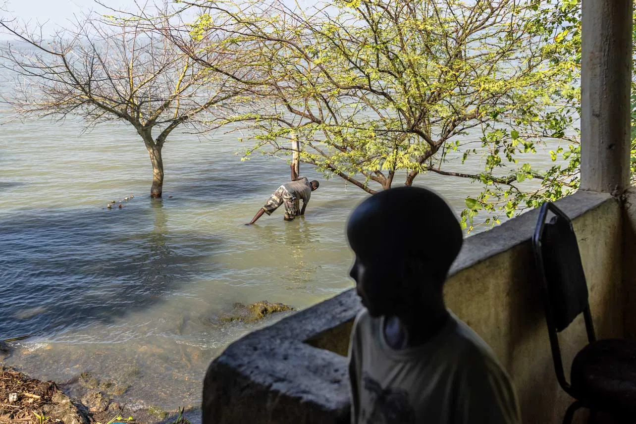 Niño mira hacia el lago en Kenia.