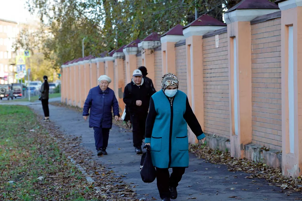 Transeúntes en comunidad donde se dio muerte por peste neumónica en Rusia.