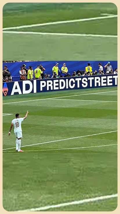 Publicidad de empresa de apuestas en partido de fútbol.