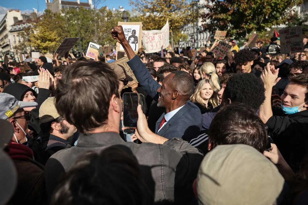 Alcalde Bally Bagayoko rodeado de estudiantes durante protestas en Francia.