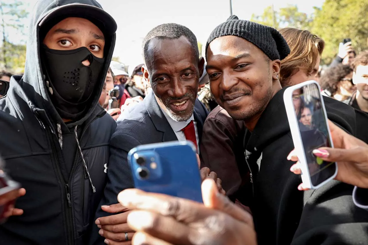 Alcalde Bally Bagayoko tomándose fotos con estudiantes durante protestas en Francia.