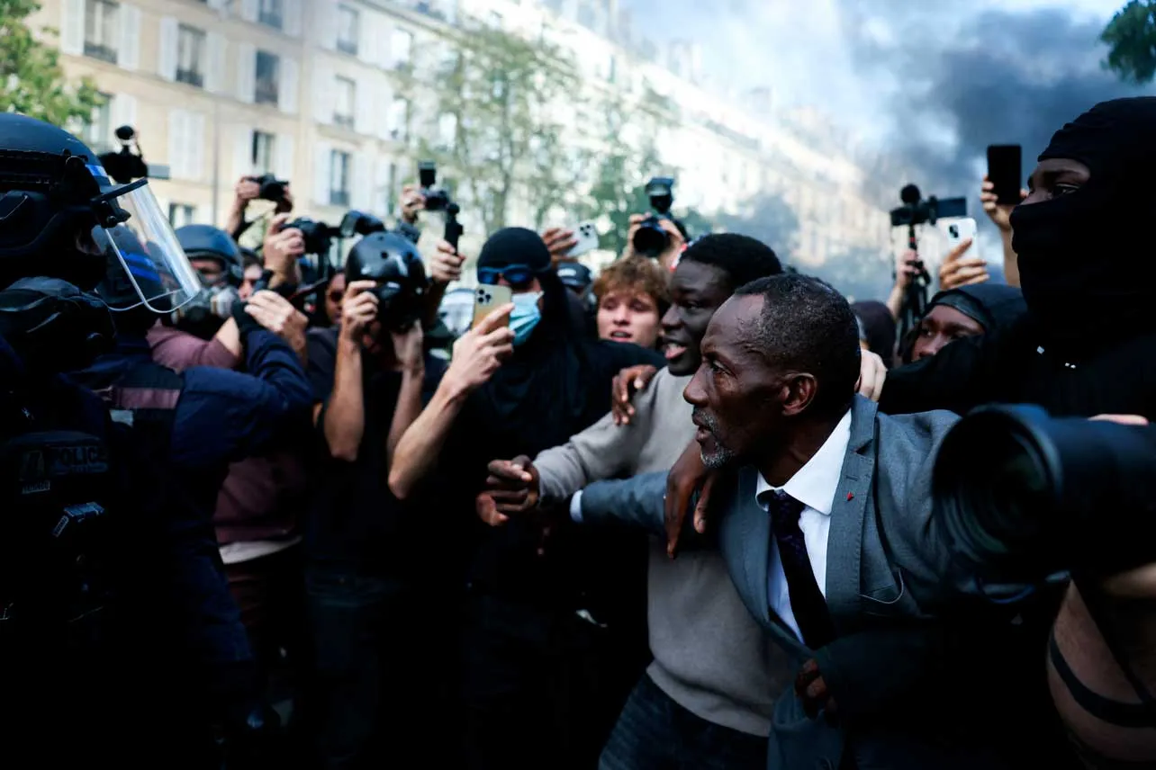Alcalde Bally Bagayoko protegiendo a estudiantes de policía durante protestas en Francia.