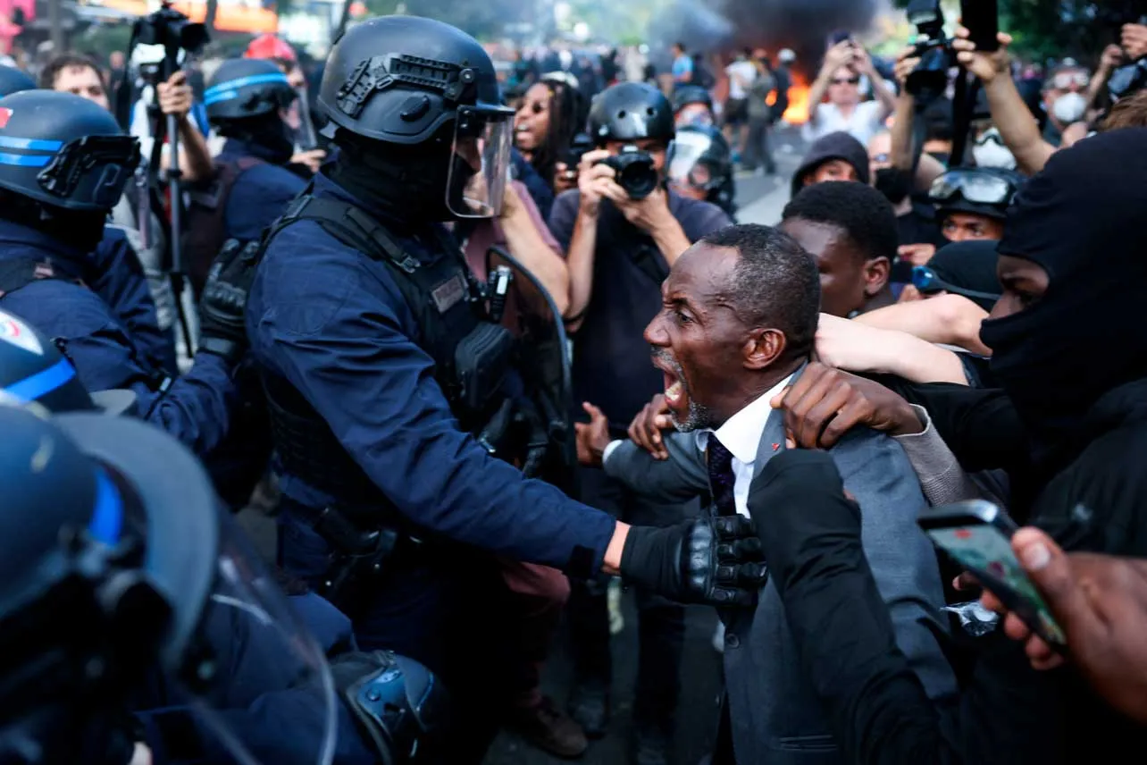 Alcalde Bally Bagayoko protegiendo a estudiantes de policía durante protestas en Francia.