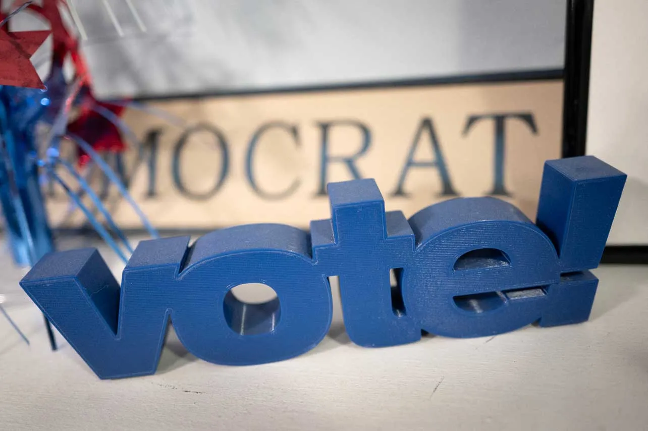 Adorno de letras que forman la palabra VOTE