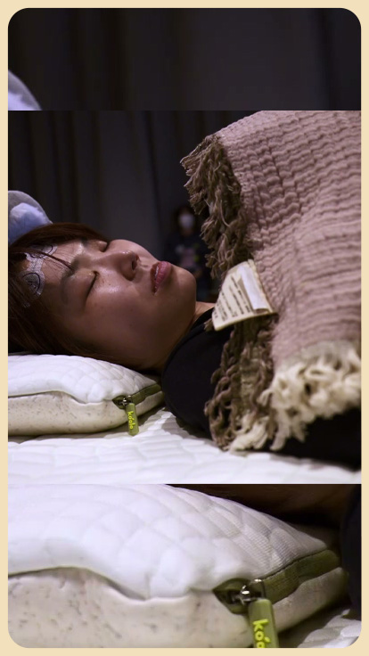 Mujer japonesa duerme en competencia.
