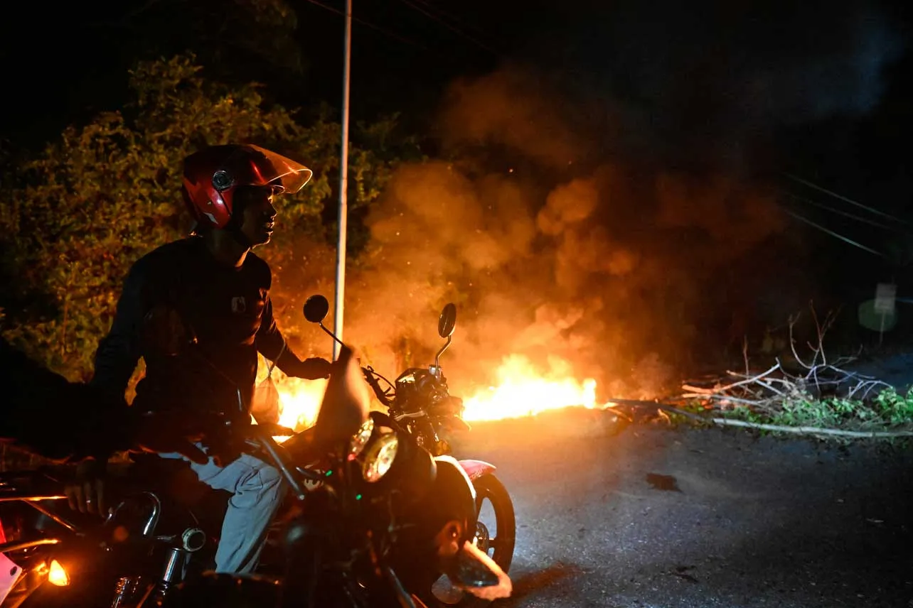 Venezolanos queman en protesta por cortes de electricidad.