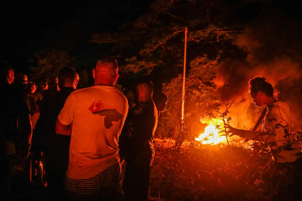 Venezolanos queman en protesta por cortes de electricidad.