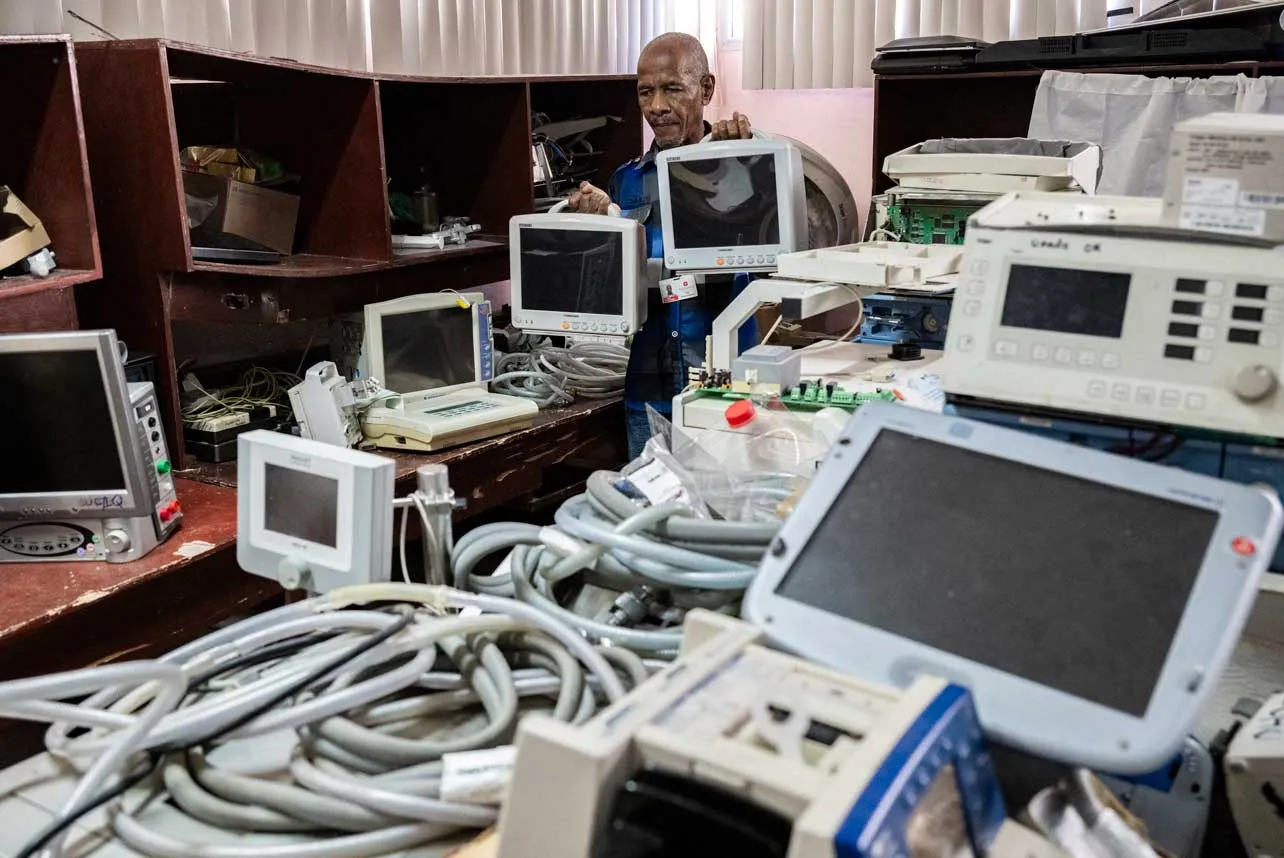 Múltiples monitores médicos en desuso en Cuba.
