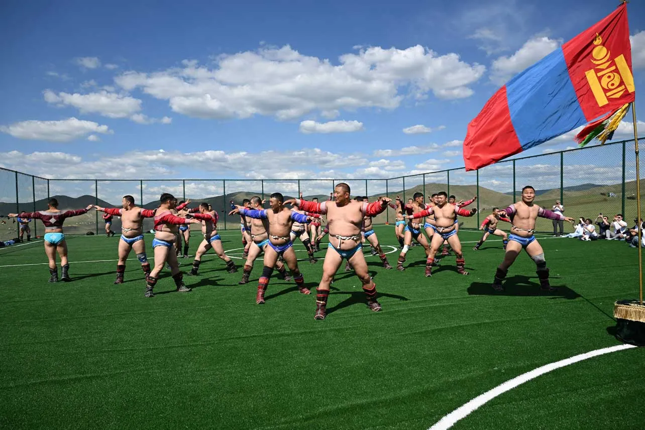 Luchadores mongoles entrenando.