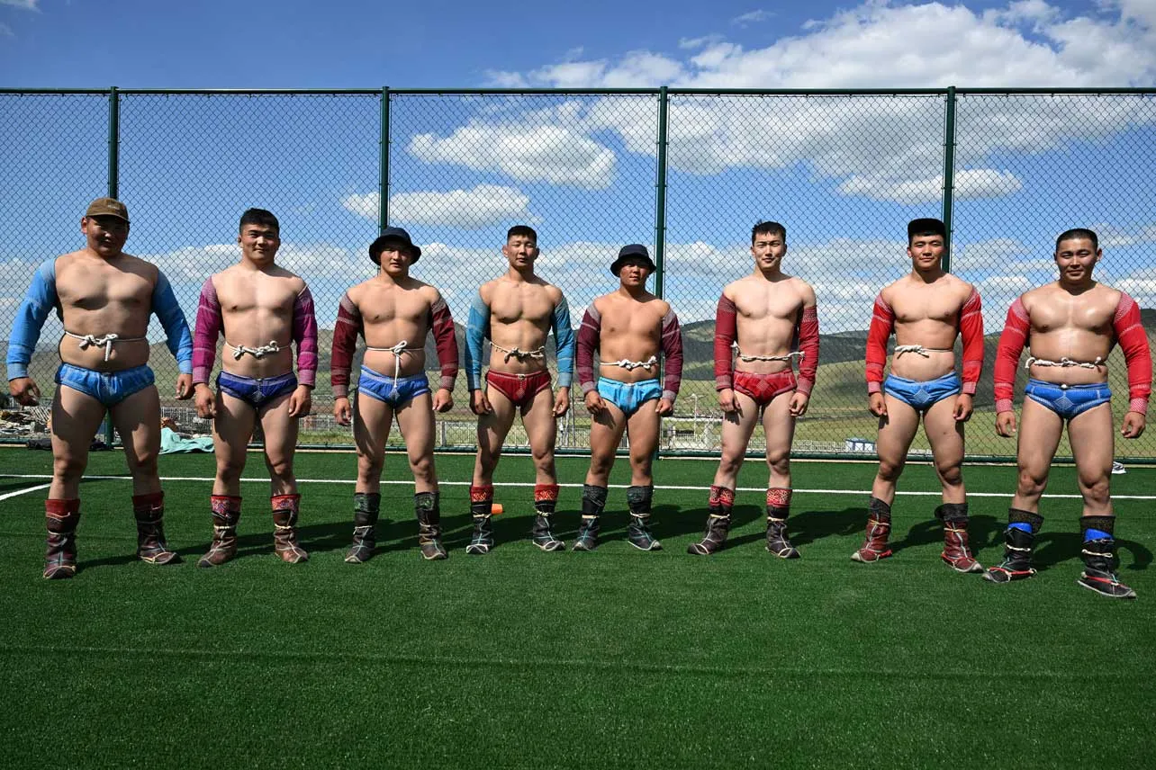 Luchadores mongoles entrenando.