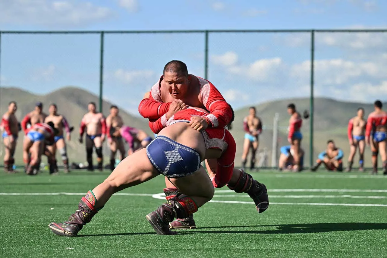 Luchadores mongoles entrenando.