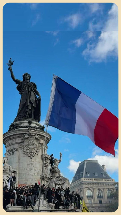 Bandera de Francia en monumento durante protestas.