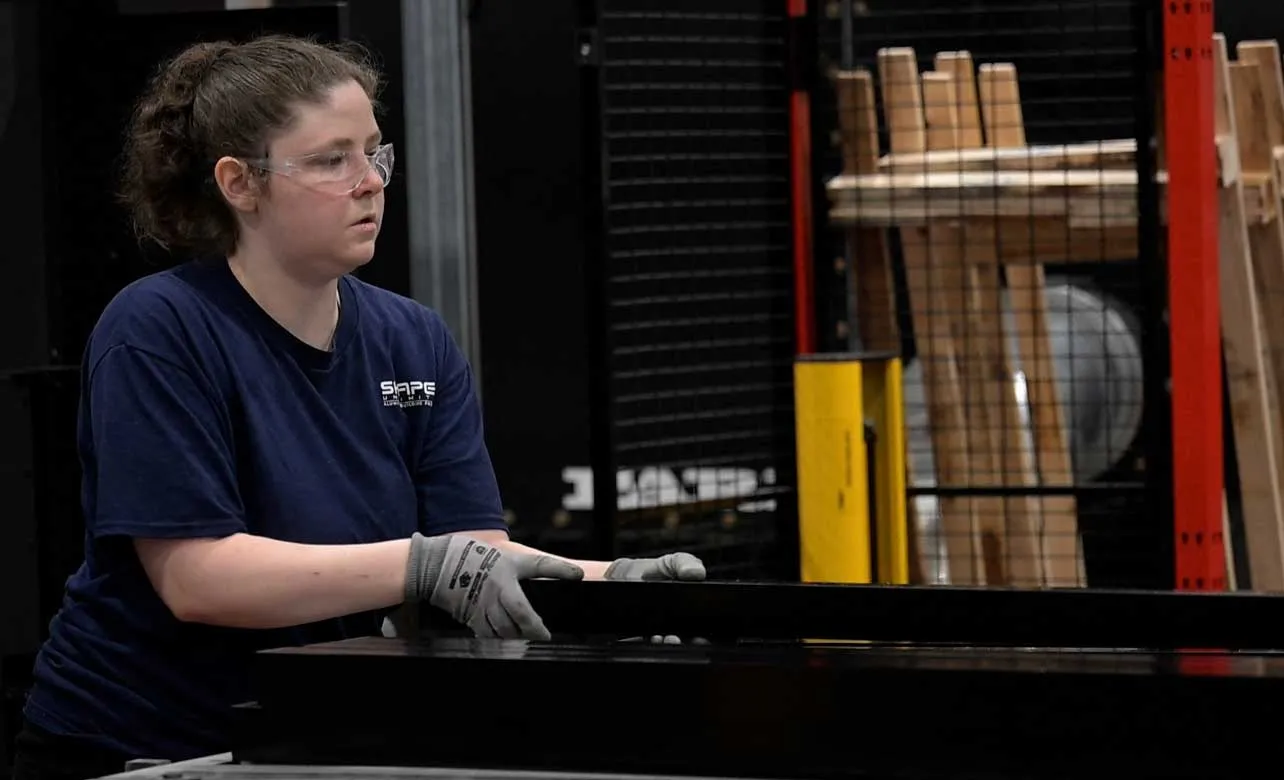 Una mujer trabajando en una fábrica en EEUU.