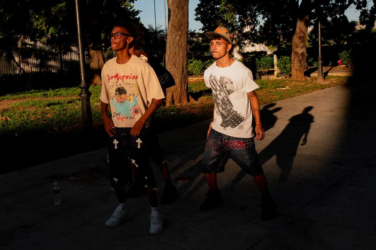 Dos jóvenes cubanos en la calle.