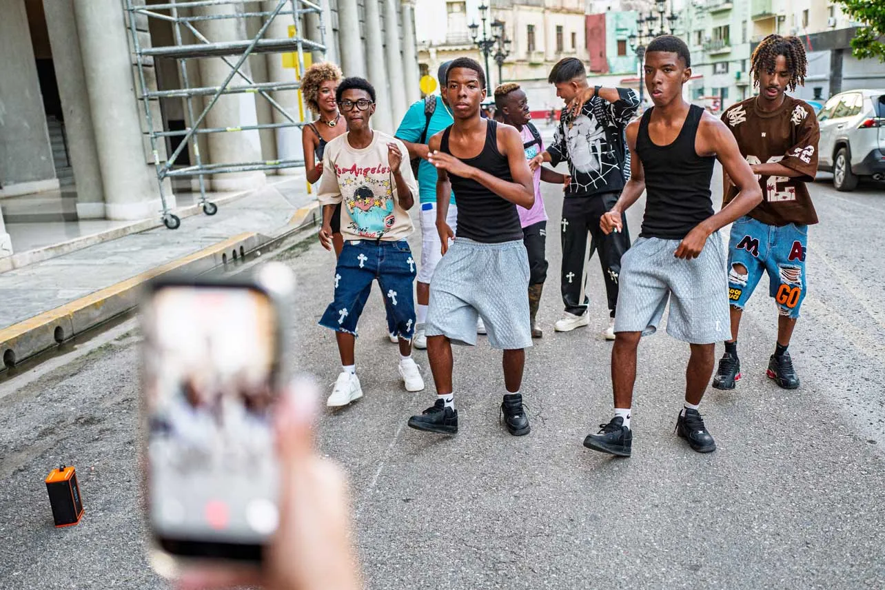 Jóvenes cubanos grabando un video bailando.