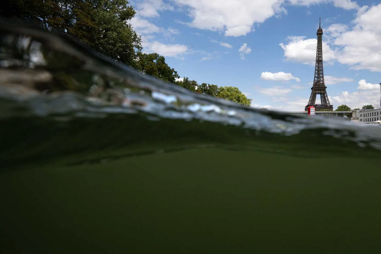 Río Sena con la torre Eiffel de fondo.