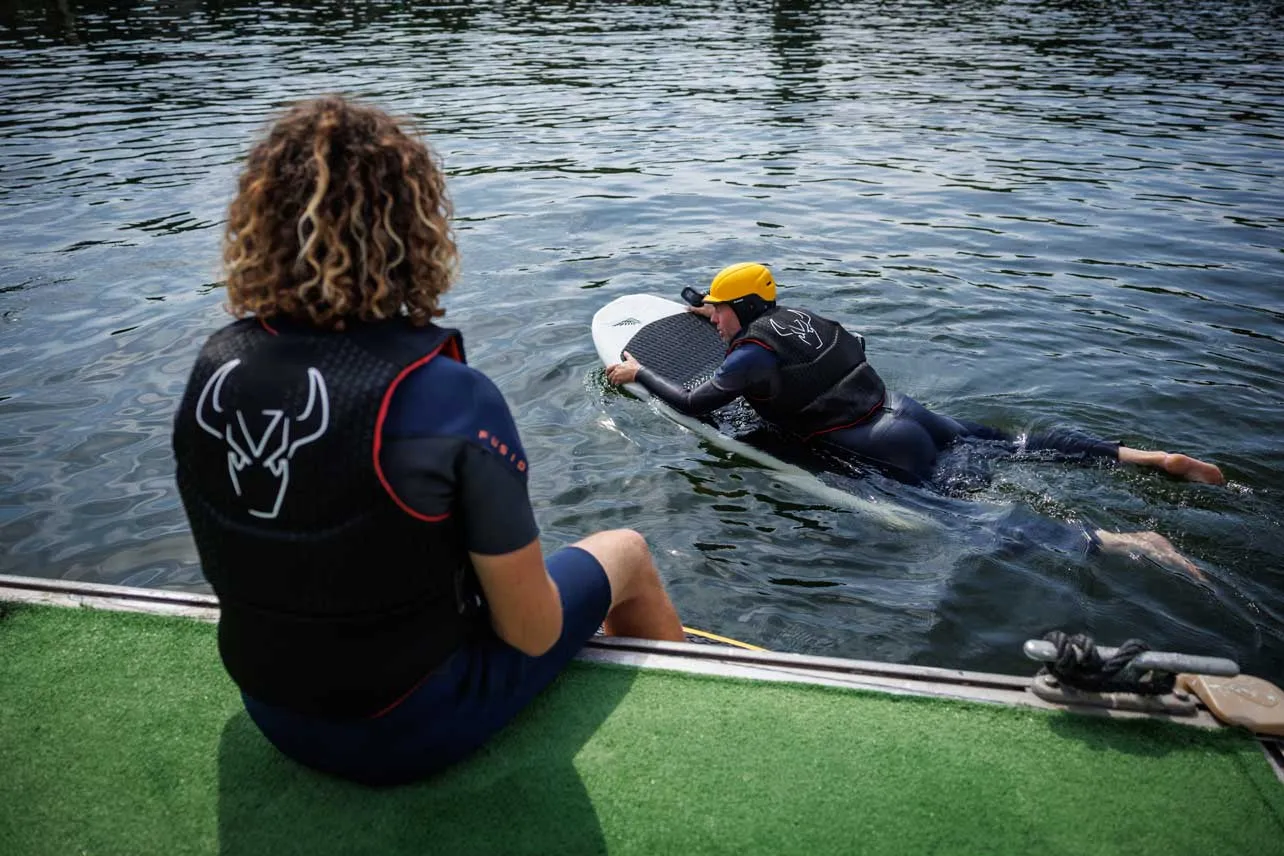 Instructor de foil sobre el Río Sena.