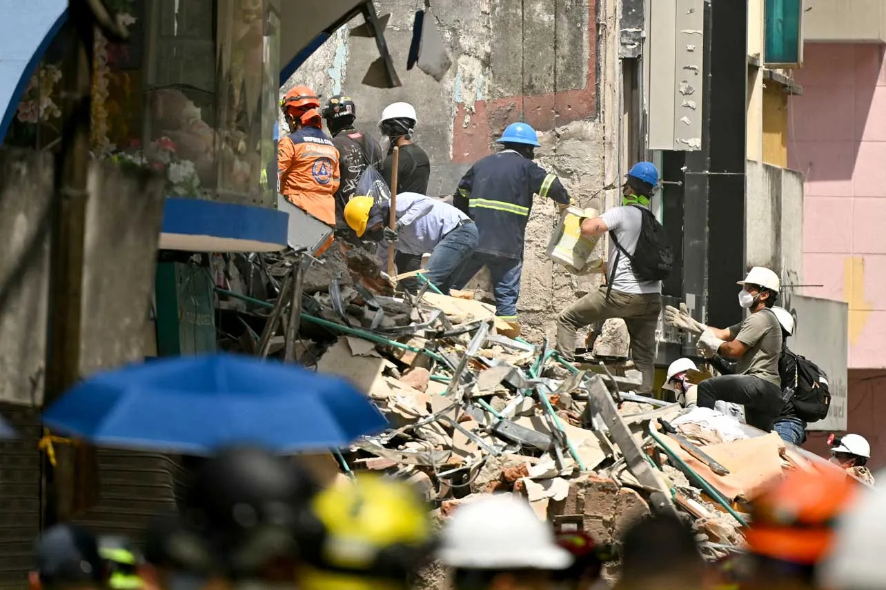 Personal de rescate entre los escombros en Colombia.