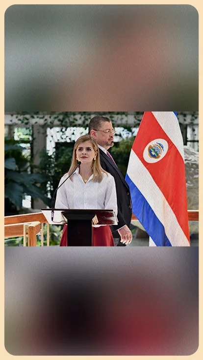 Presidenta Laura Fernández, de fondo se ve pasando a Rodrigo Chaves.