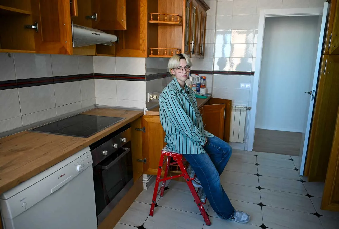 Mujer en su apartamento en Madrid.