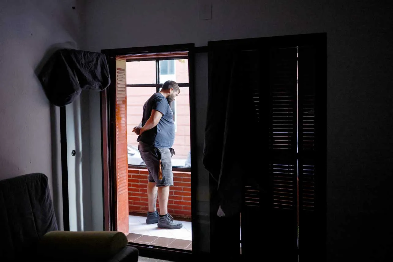 Hombre en su apartamento en Madrid.
