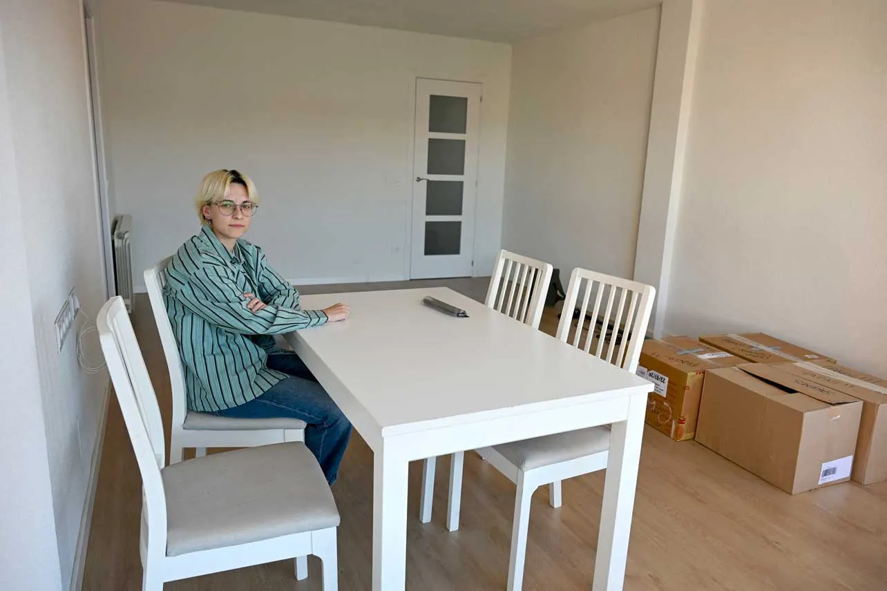 Mujer en su apartamento en Madrid.