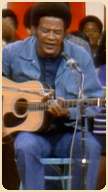 Músico Bill Withers cantando en vivo.