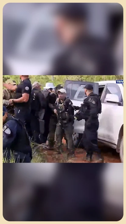 Policías evacúan a presidenta Fernández.