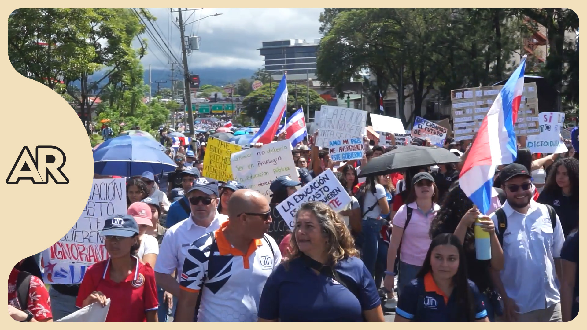 Reclamos por recortes de gobierno a educación inundan marcha en San José