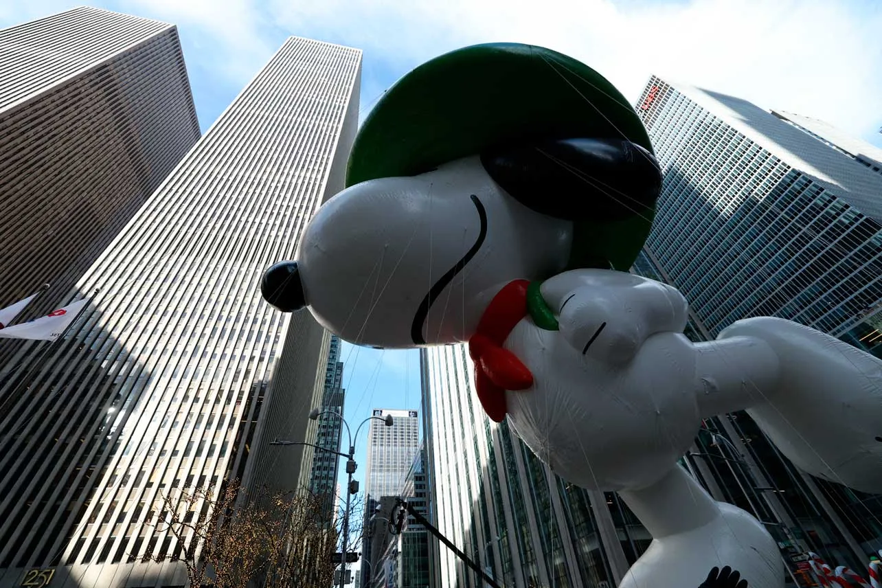 Globo de Snopy durante desfile de Macys en Nueva York.