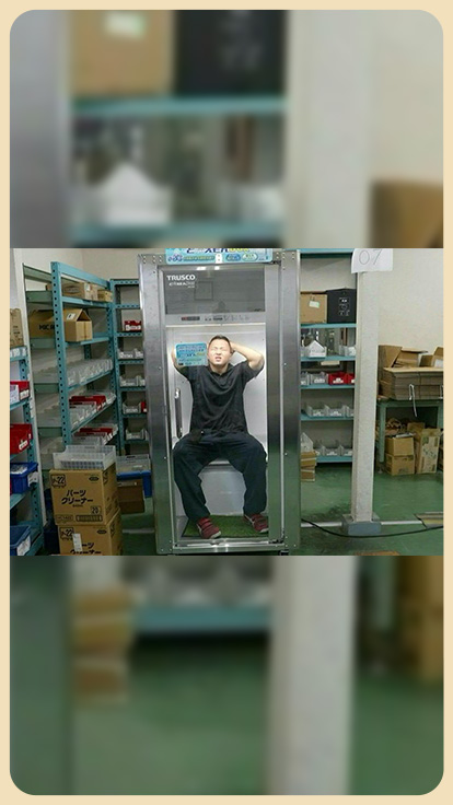 Trabajador japonés se refresca en cabina de enfriamiento