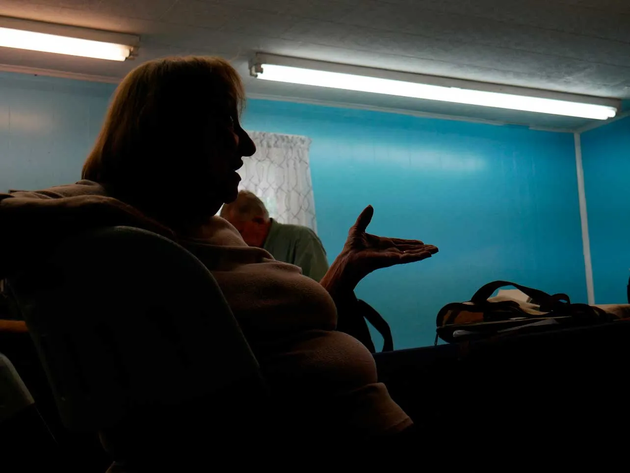 Silueta de una mujer dentro de una casa.