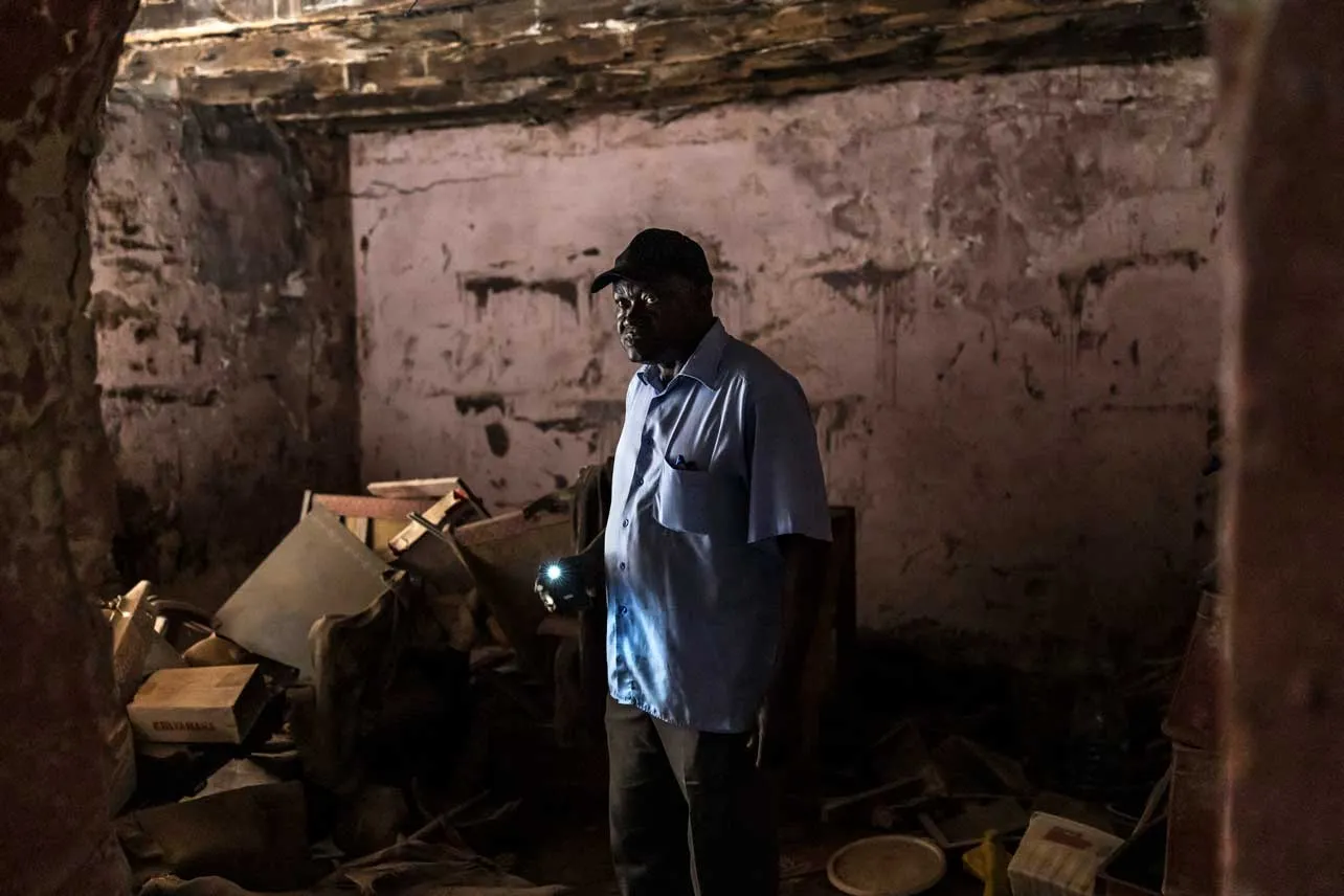Una persona dentro de un edificio antiguo Saint-Louis en Senegal.