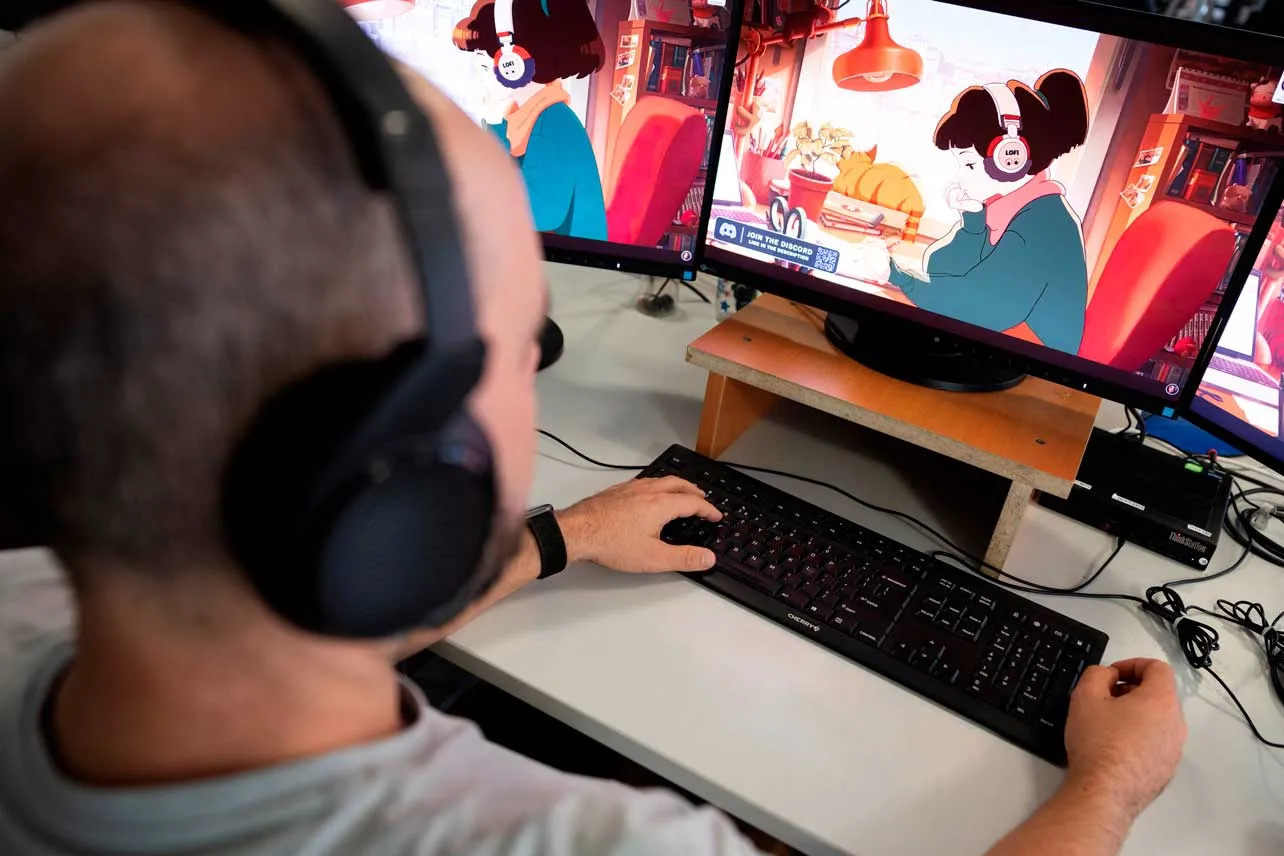 Un hombre mira en la computadora un video de Lofi Girl.