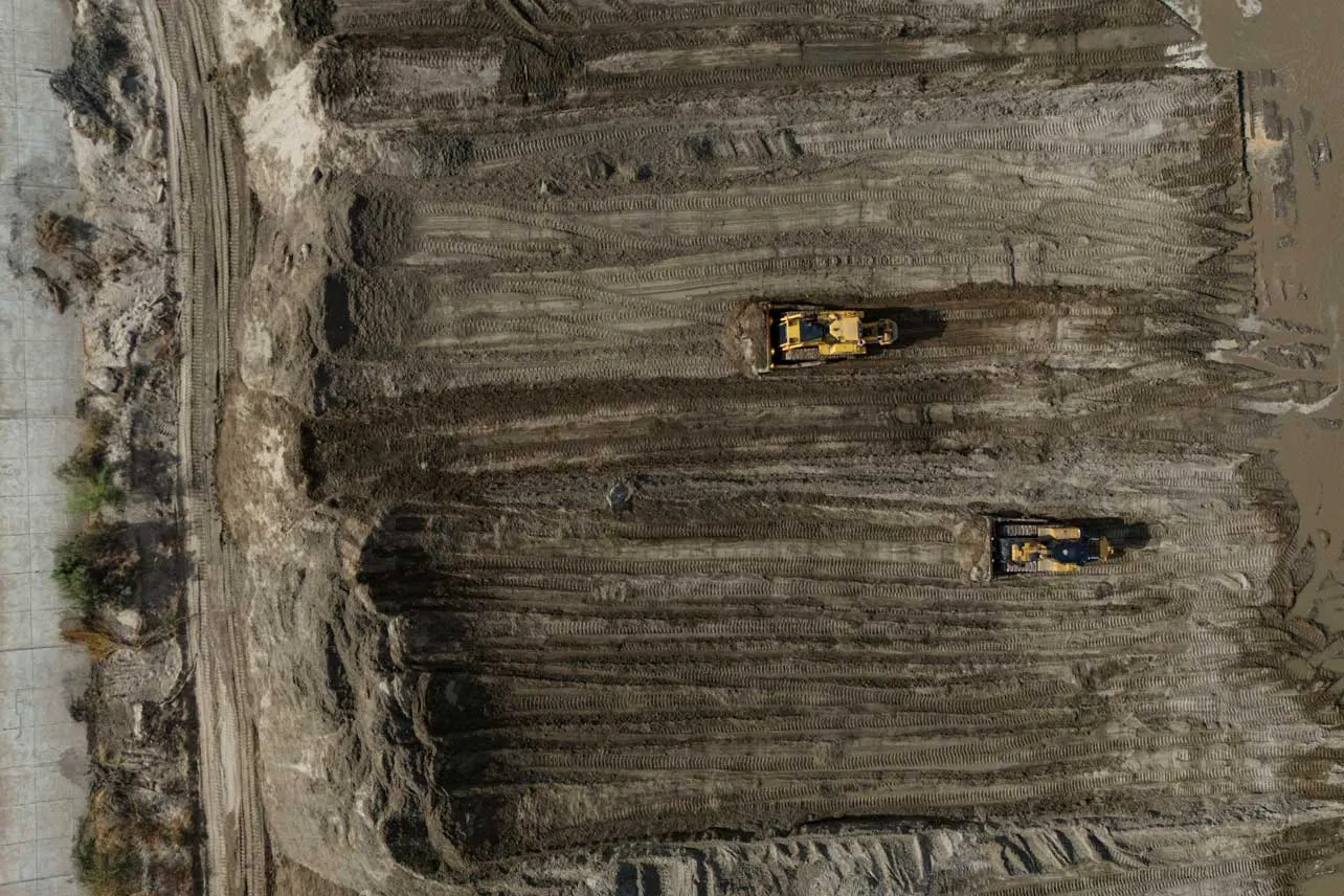 Vista aérea de trabajo de dragas en Perú