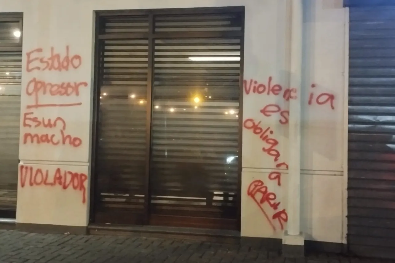 Grafitis en paredes tras marcha en defensa de derechos de las mujeres.