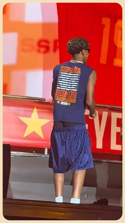 Jugador Lamine Yamal con los pantalones caídos.