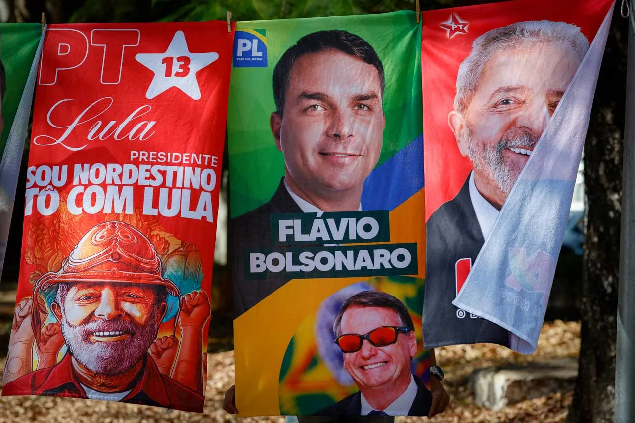 Telas con imágenes de candidatos presidenciales en Brasil.