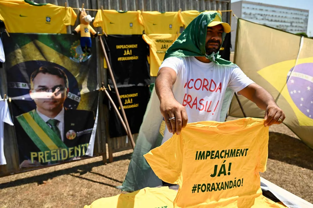 Un vendedor muestra una camiseta en respaldo a Flávio Bolsonaro.