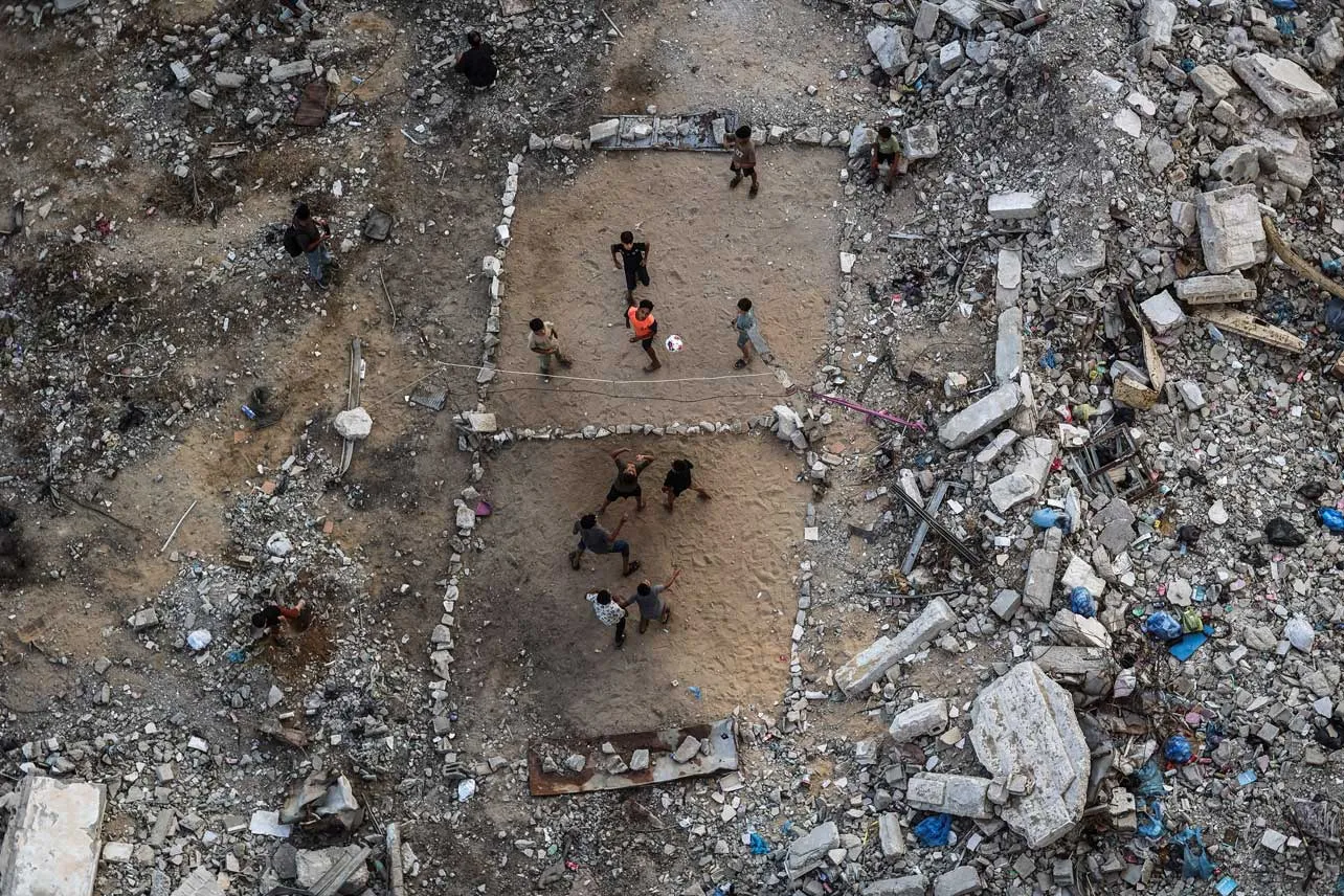 Niños juegan entre las ruinas en Gaza.