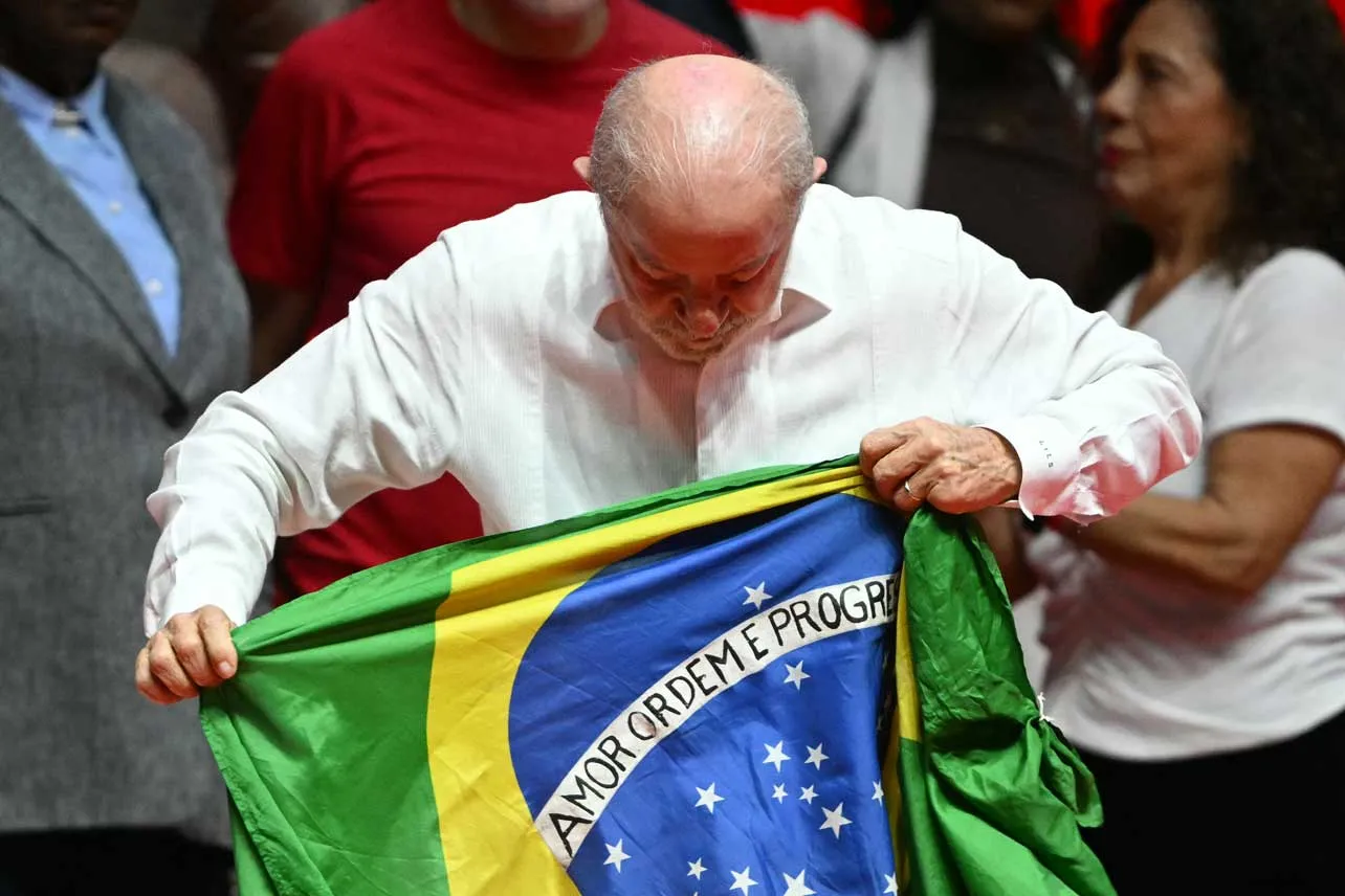 Lula Da Silva sosteniendo la bandera de Brasil.