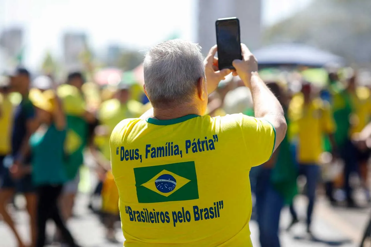 Simpatizante de Flávio Bolsonaro tomándose una foto.