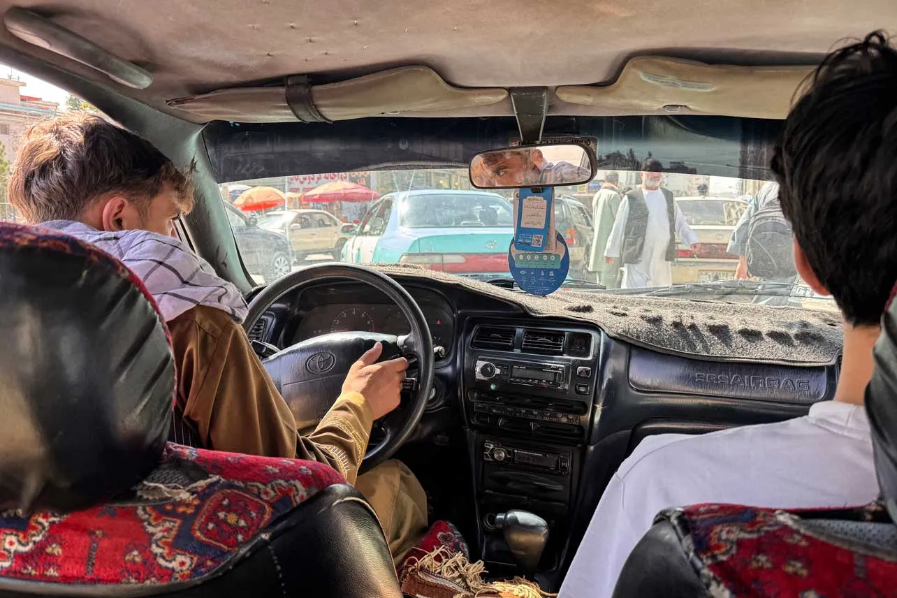 Taxista en Afganistán con la radio puesta.