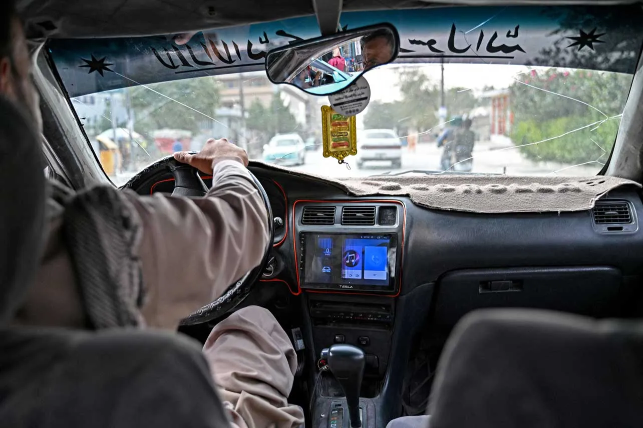 Taxista en Afganistán con la radio puesta.