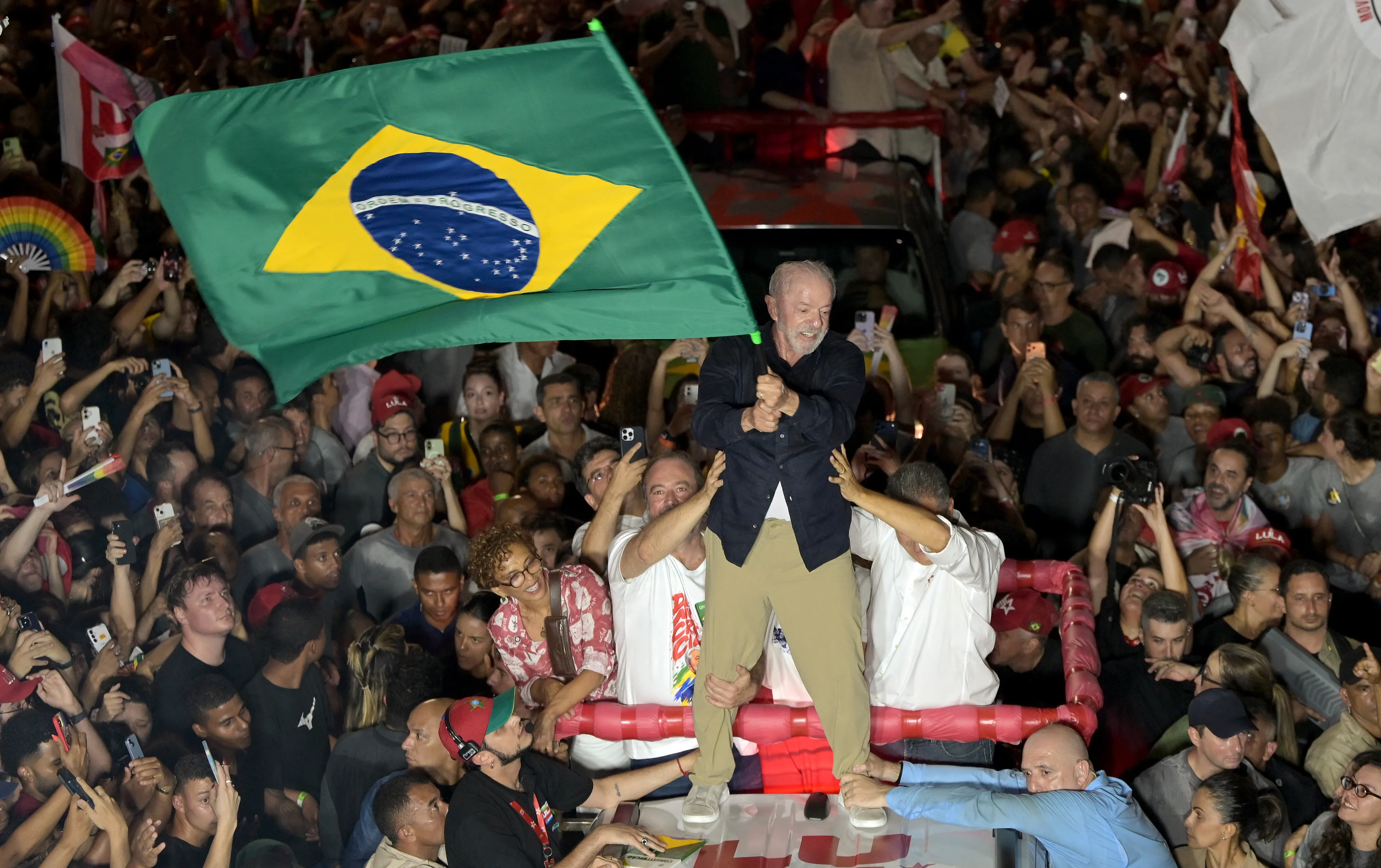 Lula da Silva con bandera de Brasil.