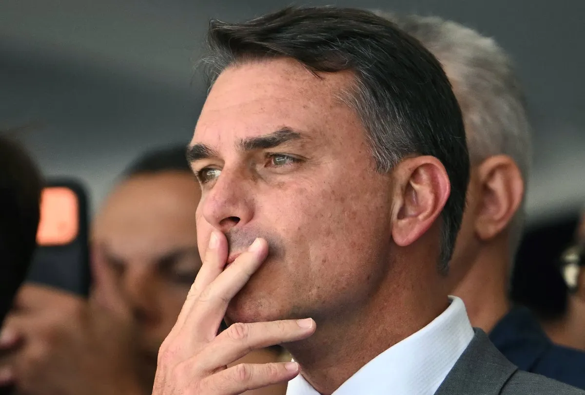 Flávio BolsonorO, huyó, EEUU