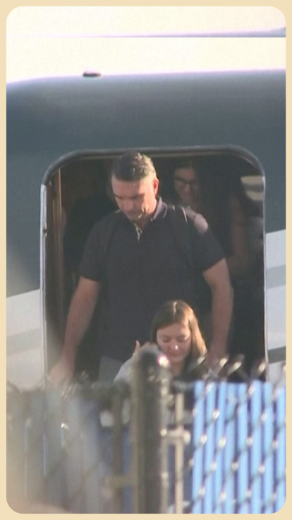 Flavio Bolsonaro bajando de avión.